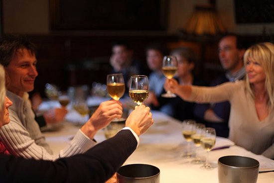 Un groupe dégustant du vin