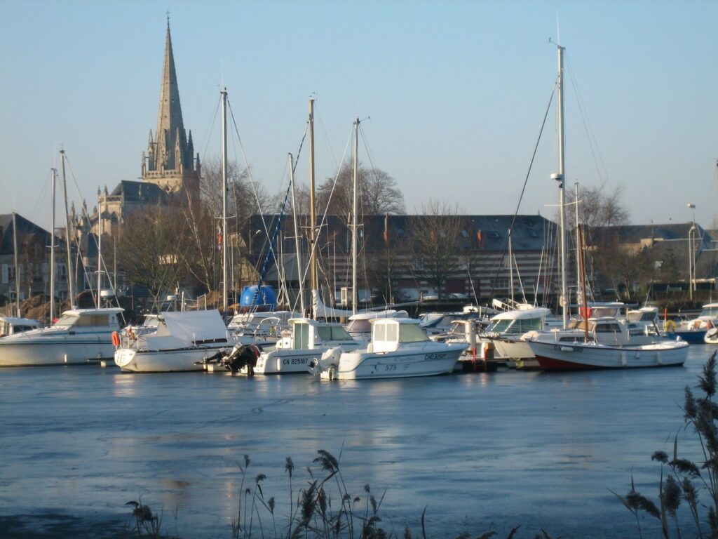 Des voiliers dans le port de Carentan